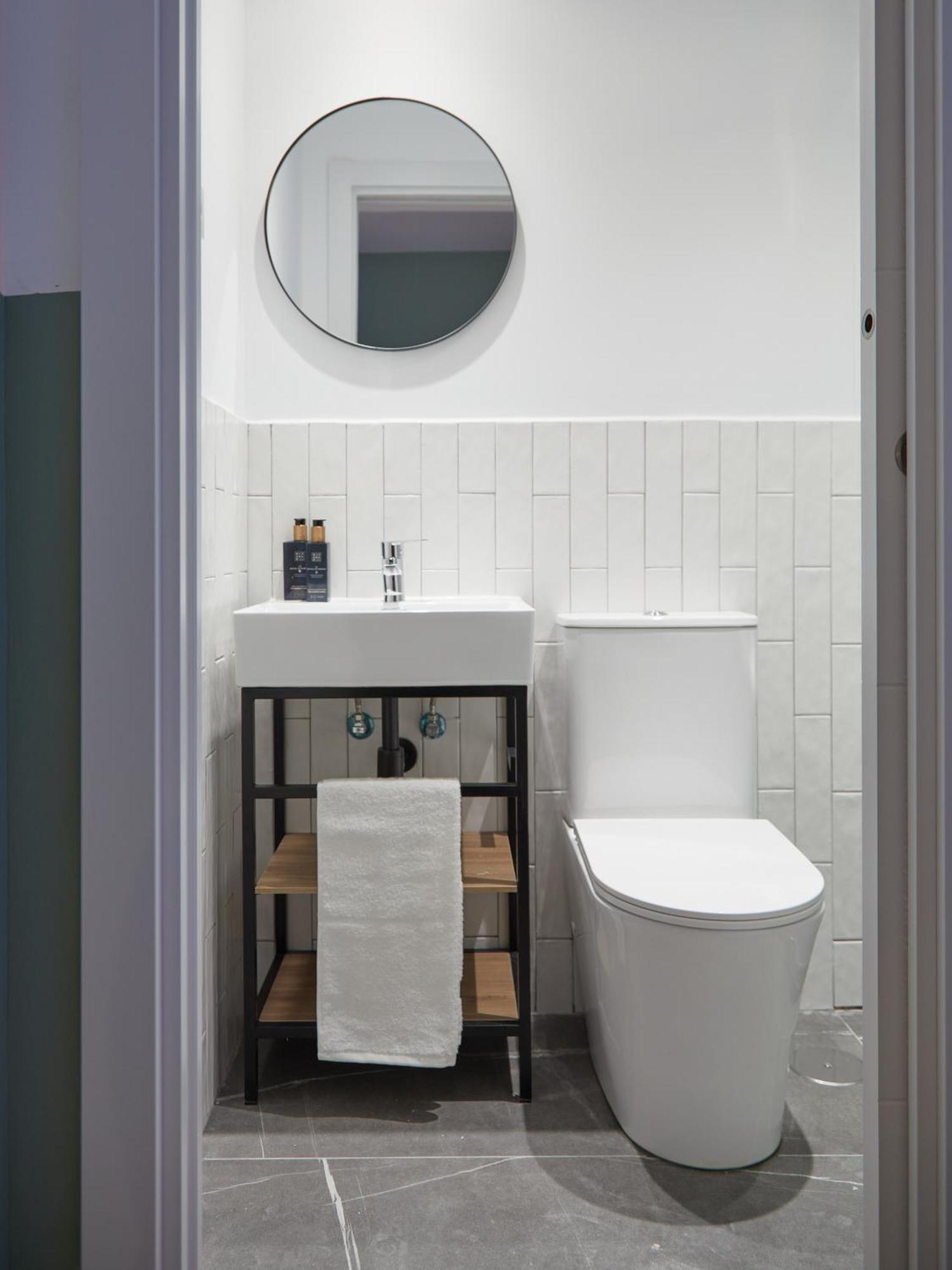 Ola Living Hostal Tetuan Madrid Exterior photo