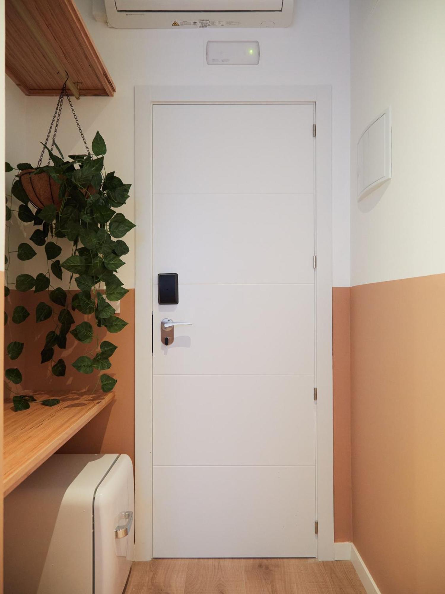 Ola Living Hostal Tetuan Madrid Exterior photo