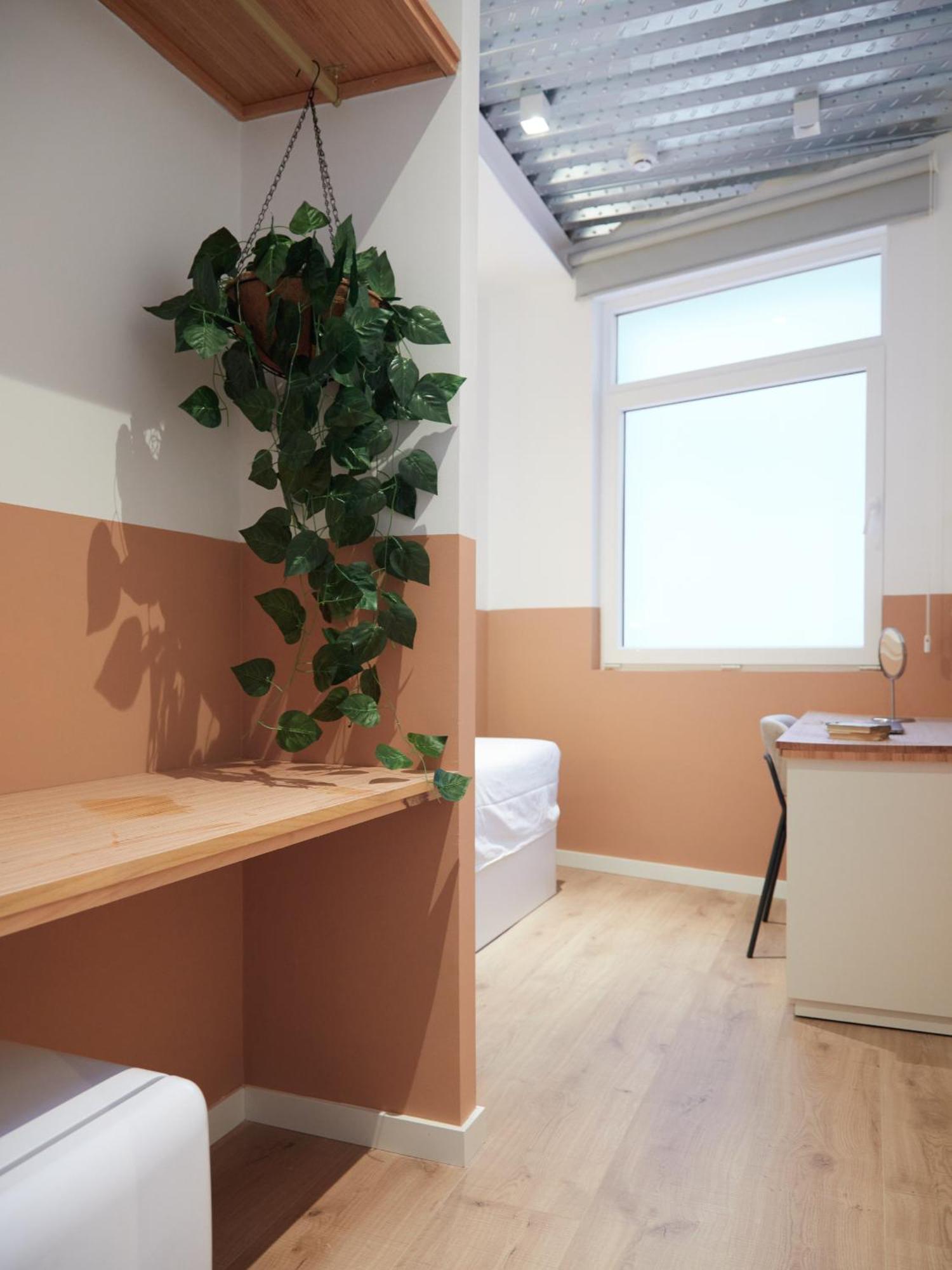 Ola Living Hostal Tetuan Madrid Exterior photo