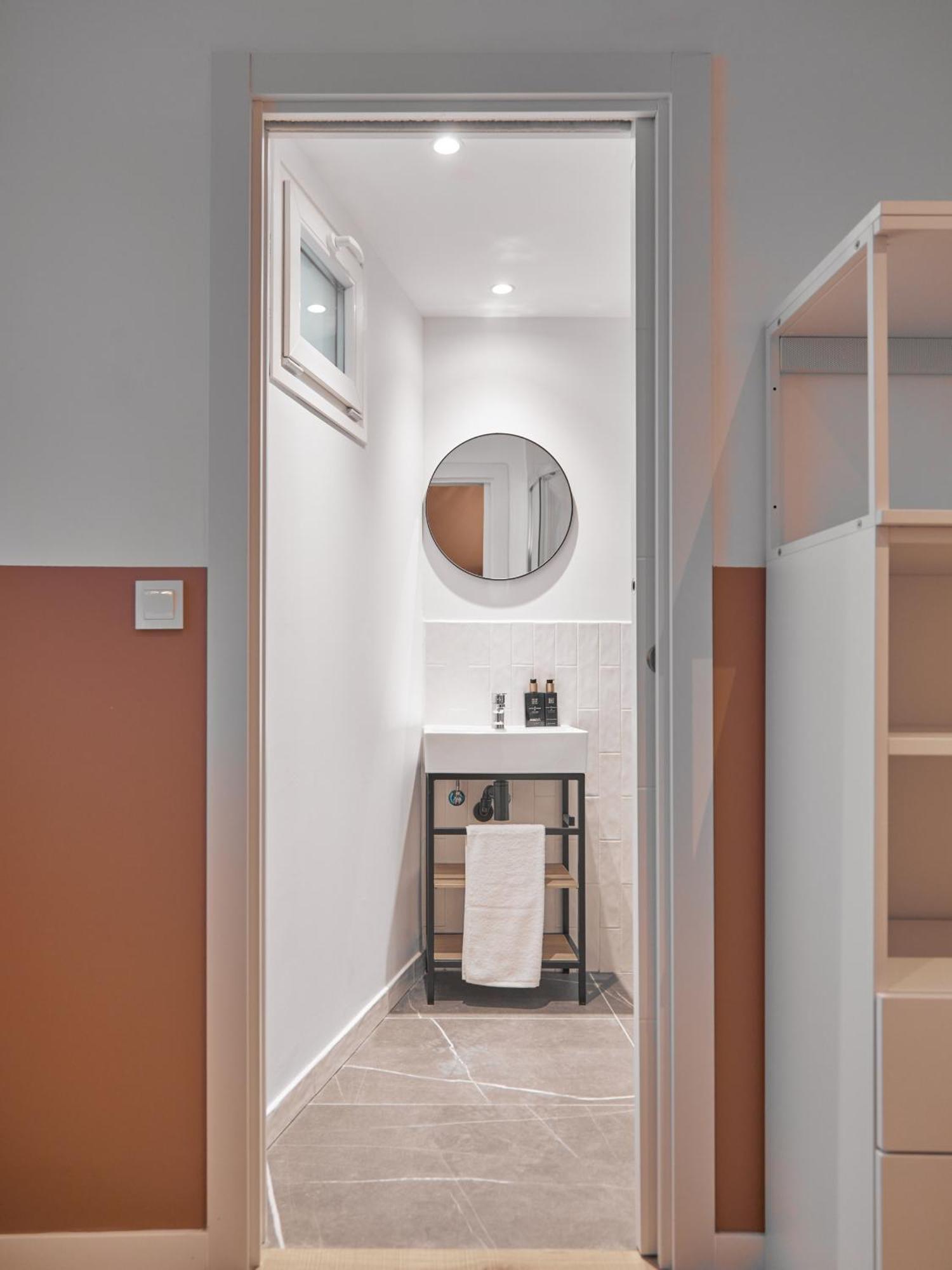 Ola Living Hostal Tetuan Madrid Exterior photo